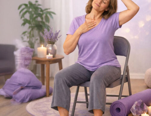 Yoga somática en silla: beneficios y por qué puede ser una gran aliada en fibromialgia